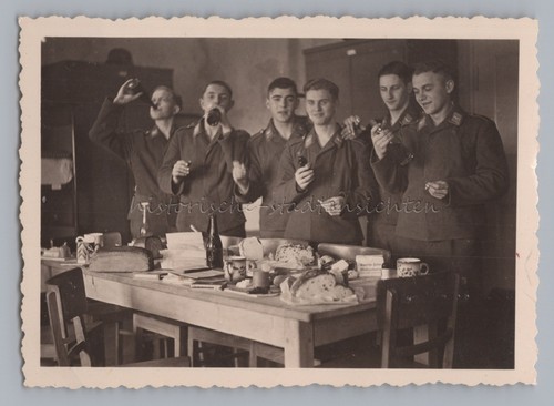 Soldaten bei der brotzeit mit - bei,