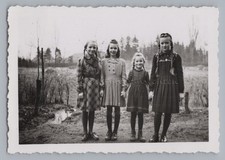 4 Mädchen mit Zöpfen in der